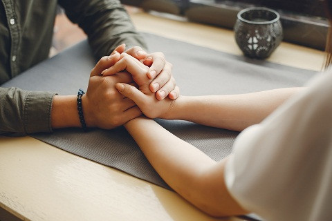 6 Cara Pegangan Tangan Dengan Pasangan Dan Maknanya
