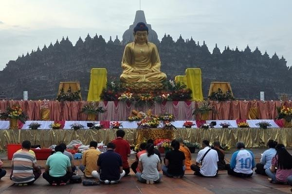 Ternyata Hari Raya Budha Bukan Waisak