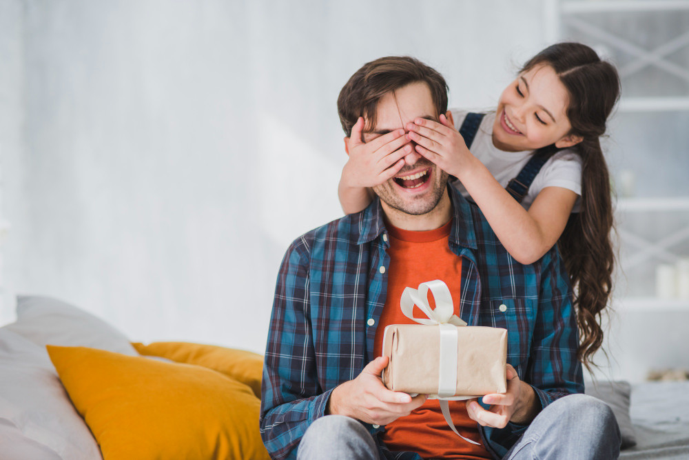 Sambut Hari Ayah Nasional, Ini 7 Ide Kado Berkesan Dan Bermanfaat Untuknya
