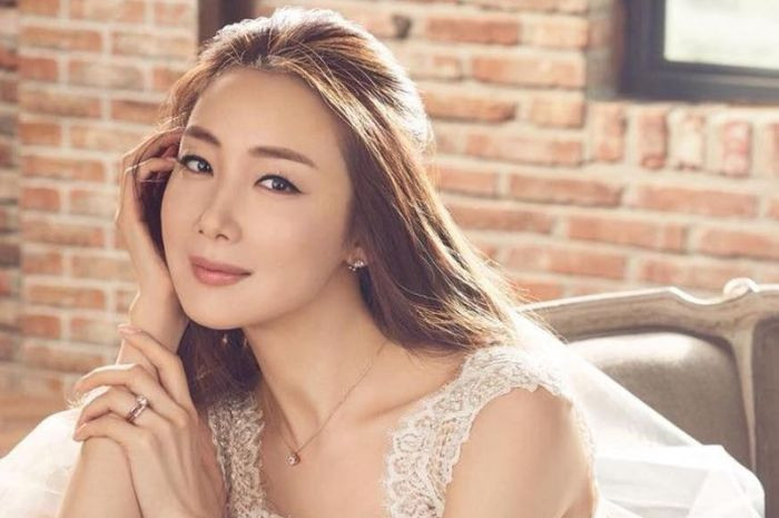 Dikabarkan Suaminya Berselingkuh, Ini Fakta Dari Pernikahan Choi Ji Woo