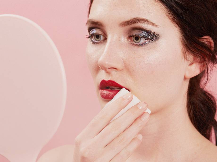 5 Cara Praktis Bersihkan Makeup Waterproof
