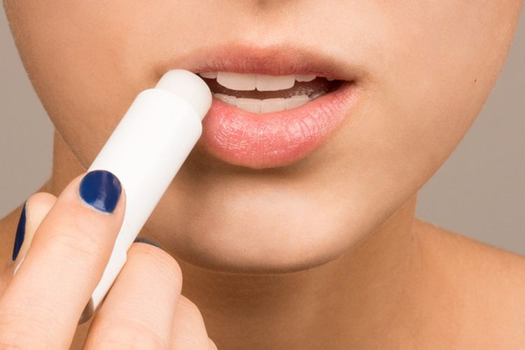 Cara Mudah Hilangkan Bibir Hitam Dengan 5 Tips Ini!