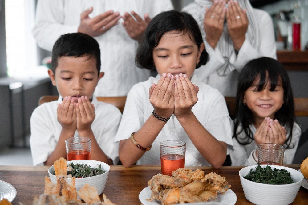 Mengajarkan Doa Sebelum Dan Sesudah Makan Pada Anak Sejak Dini