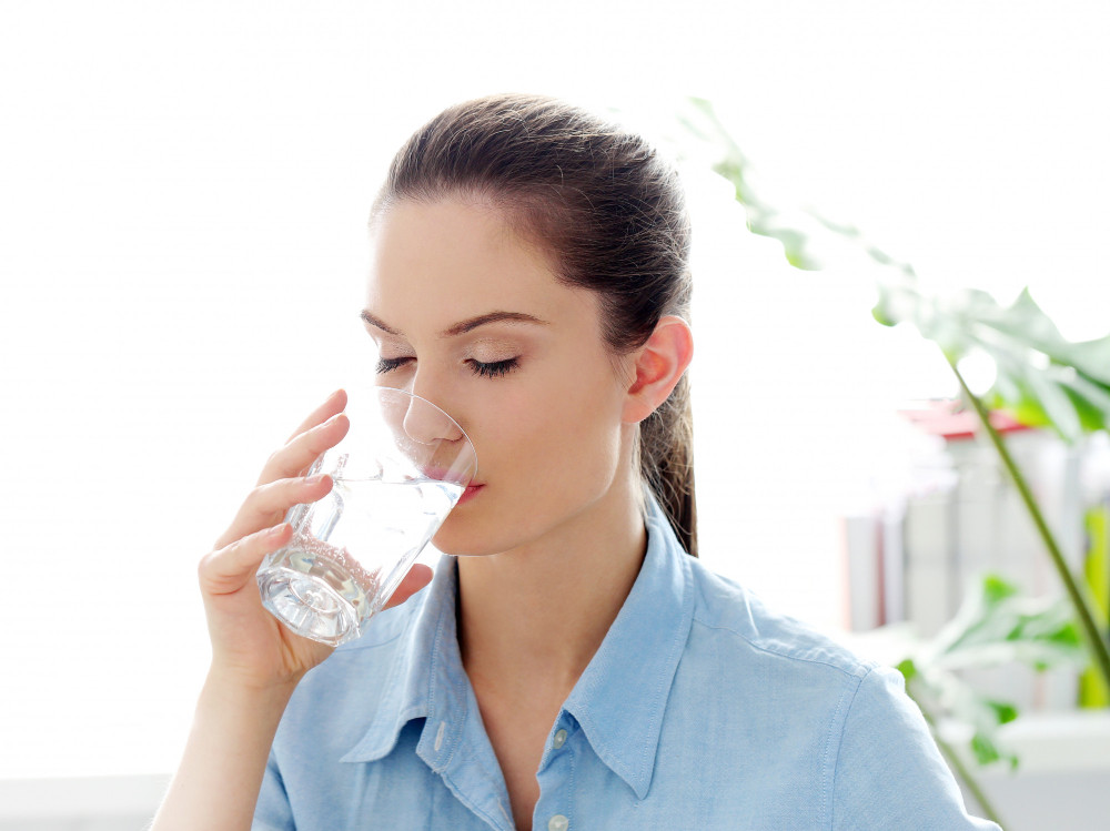 Segudang Manfaat Minum Air Putih Saat Perut Kosong