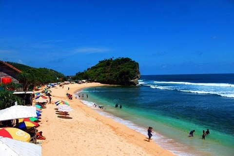 Menikmati Keindahan Pantai Sepanjang, Gunung Kidul