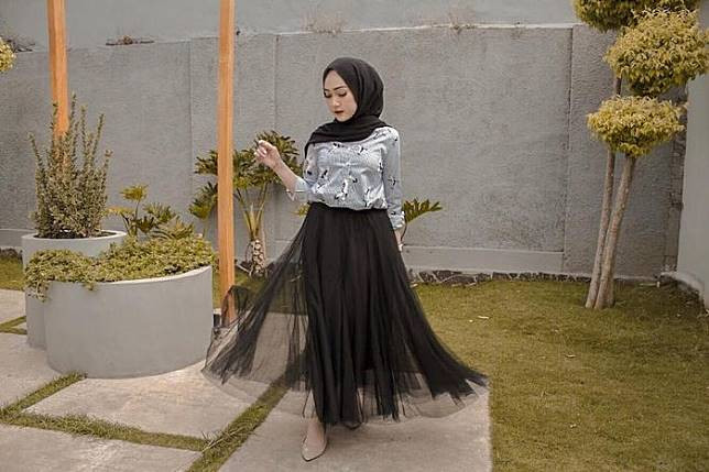 Makin Stylish, Intip Model Rok Kekinian buat Hijabers