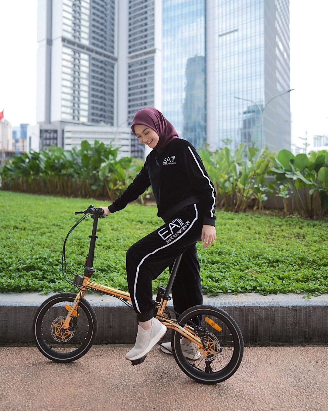 Nyaman dan Tetap Stylish, Inspirasi Outfit Gowes Buat Hijabers