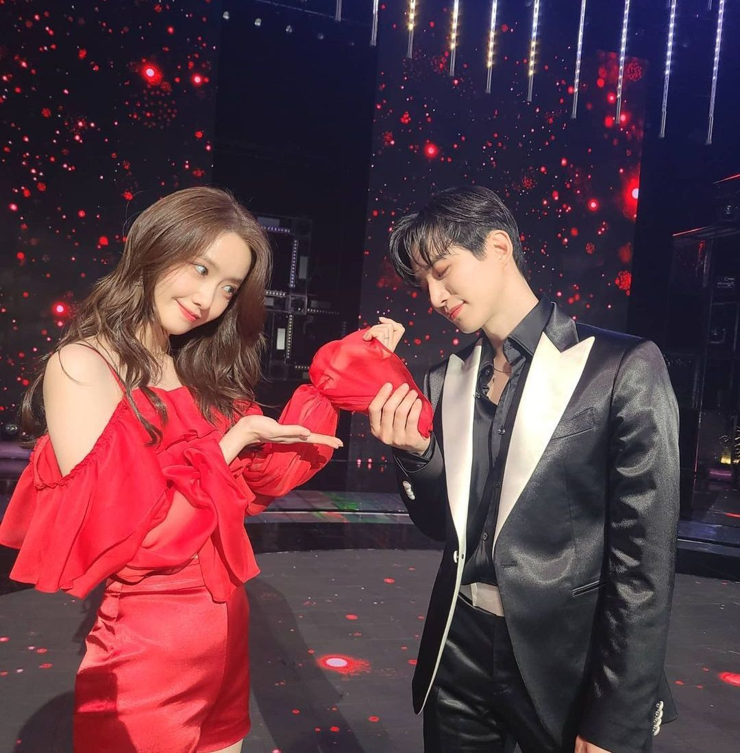 Pukau Penonton, Potret Junho 2pm Duet Bareng Yoona di MBC GAYO Daejejeon 2021