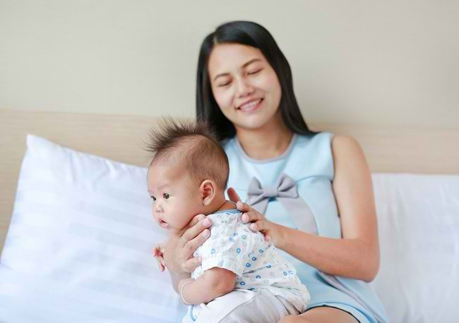 Cegah Kembung, Ini Manfaat Dan Cara Menyendawakan Bayi Yang Benar