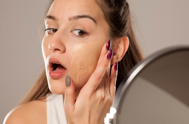 Tampak Flawless, Terapkan 7 Tips Makeup Untuk Kulit Berjerawat