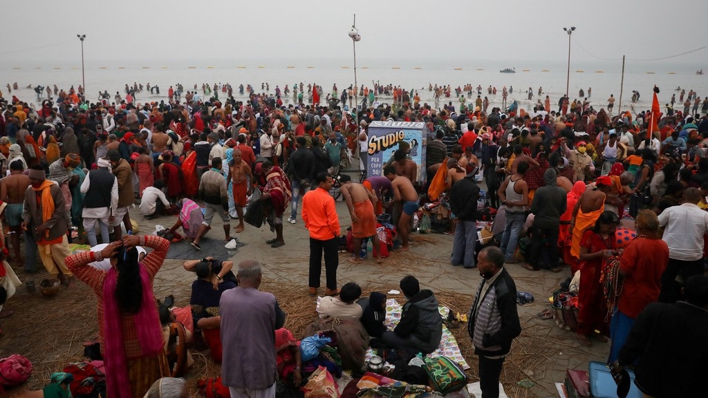 Ditengah Lonjakan Kasus Covid-19, Umat Hindu India Berendam Di Sungai Gangga