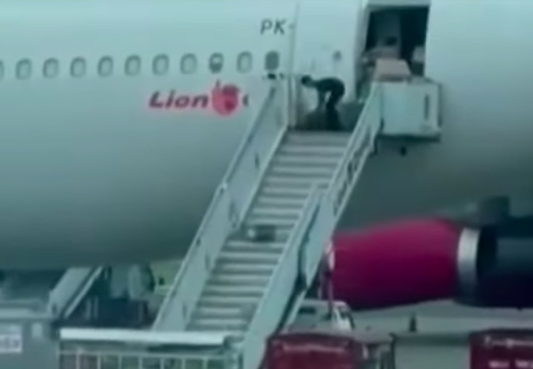 Viral Karyawan Lion Air Lempar Barang Penumpang, Warganet Justru Gak Heran