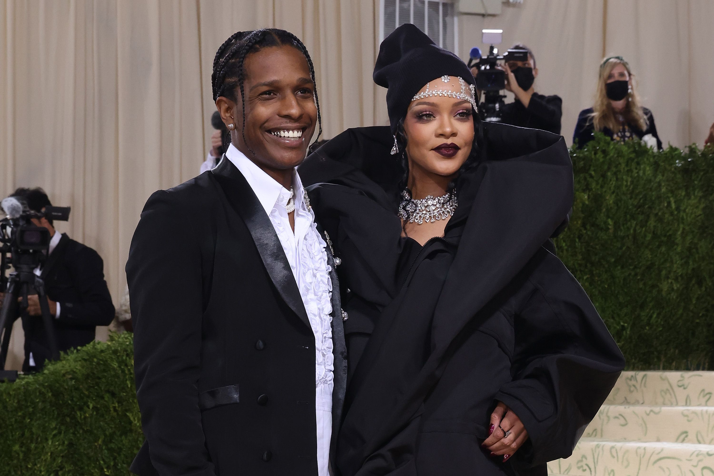 Hamil Anak Pertama, Rihanna Dikabarkan Segera Menikah Usai Melahirkan