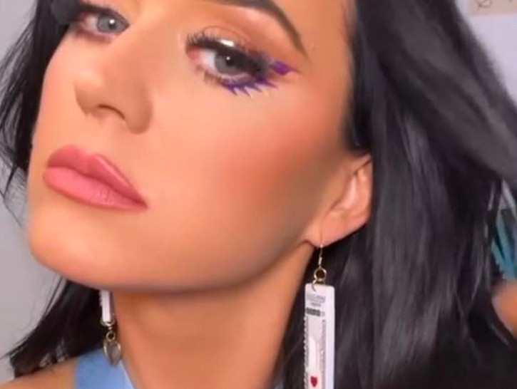 Lagi-Lagi Nyeleneh! Katy Perry Pakai Anting Dari Alat Antigen Covid-19