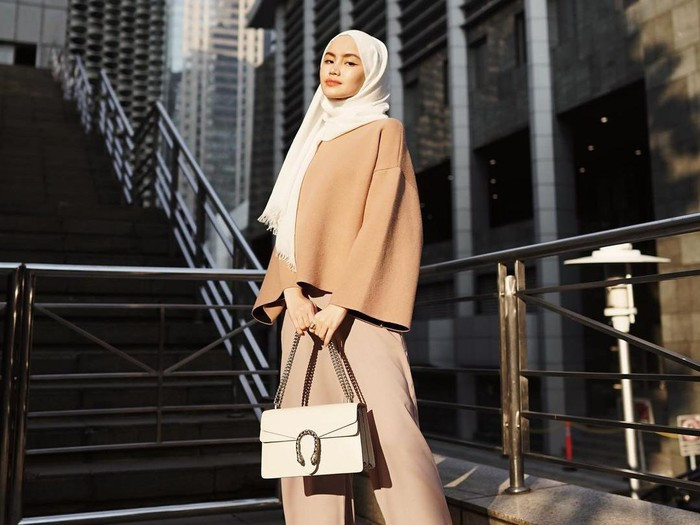 Gak Ribet, 5 Style Hijab Kondangan Simpel Pakai Celana