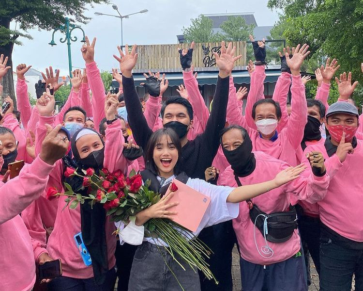 Thariq Halilintar Sewa Puluhan Ojol Pink Untuk Kejutan Valentine Fuji