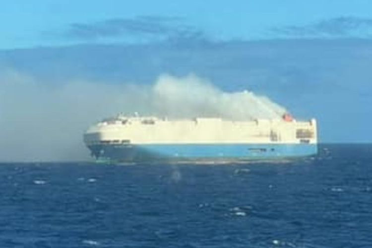 Kapal Kargo Raksasa Terbakar di Samudra Atlantik, Angkut Ribuan Mobil Mewah