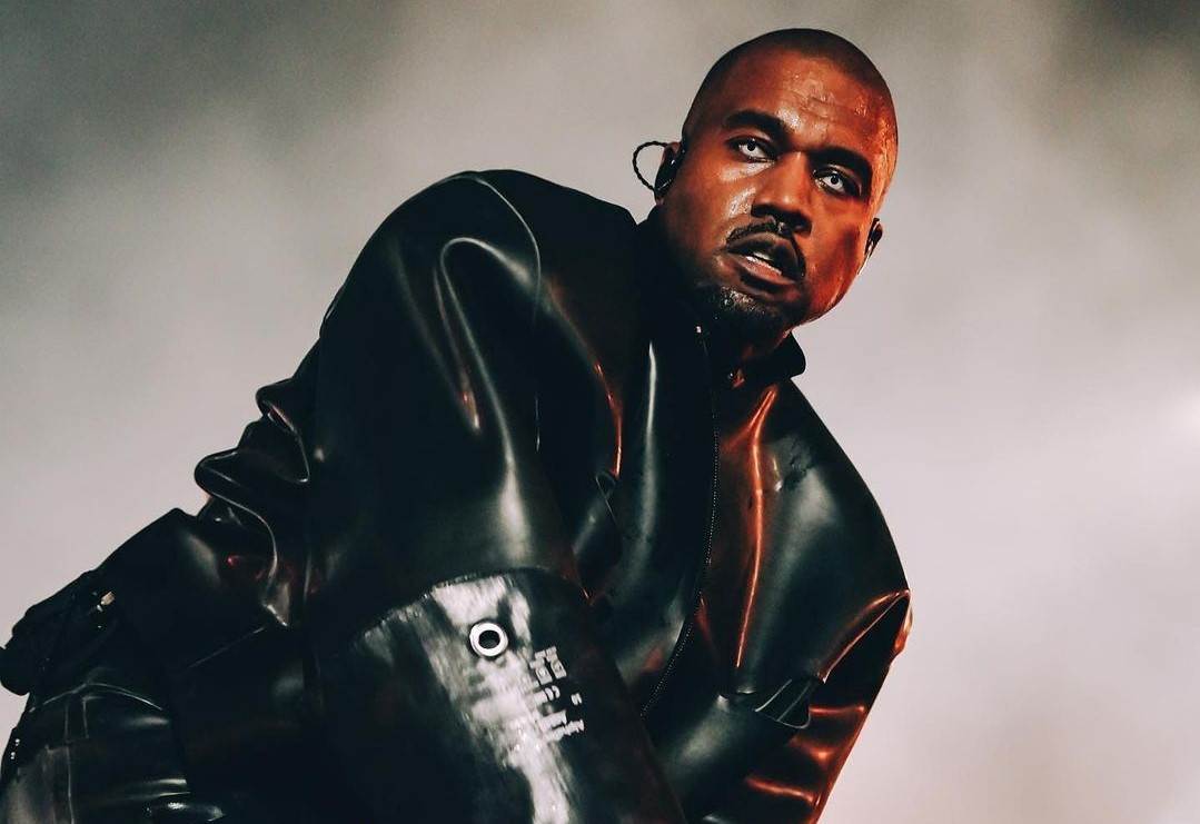 Rilis Lagu Terbarunya "Eazy", Kanye West Kubur Pete Davidson Dalam Video Klip