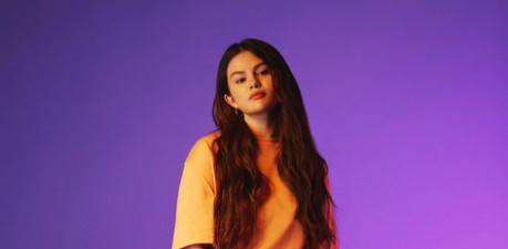 Terpeleset di SAG Awards 2022, Selena Gomez Bacakan Pemenang Tanpa Pakai Alas Kaki