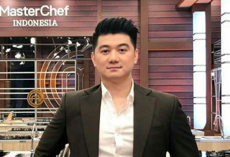 Miliki Wajah Baby Face, Intip Outfit Chef Arnold Poernomo