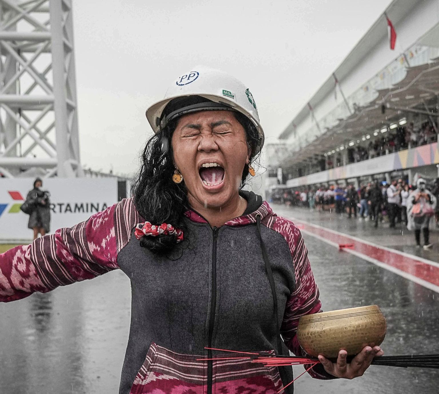 Viral! Pawang Hujan Rara Istiati Tuai Pro Dan Kontra Di Acara Motogp Mandalika