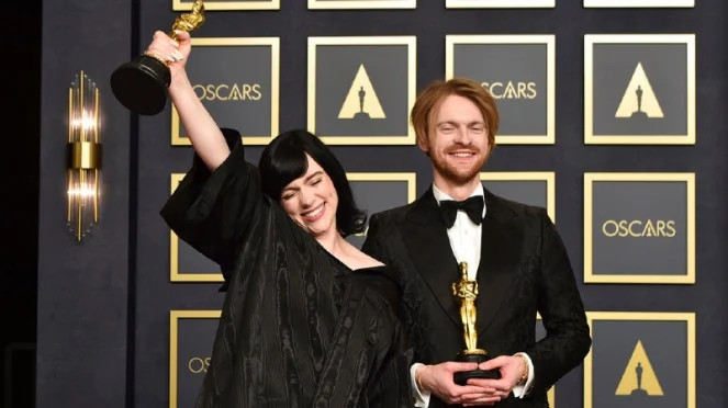 Serba Hitam, Billie Eilish dan Finneas Terpilih Sebagai Duo Kostum Terbaik Oscar