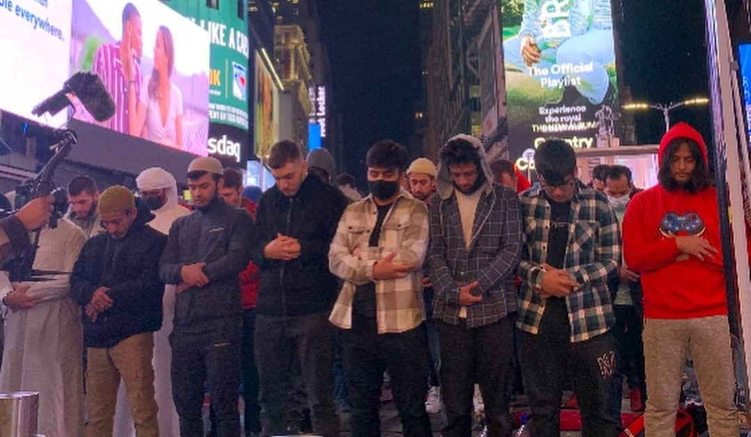 Viral, Umat Muslim Gelar Salat Tarawih Berjamaah di Times Square