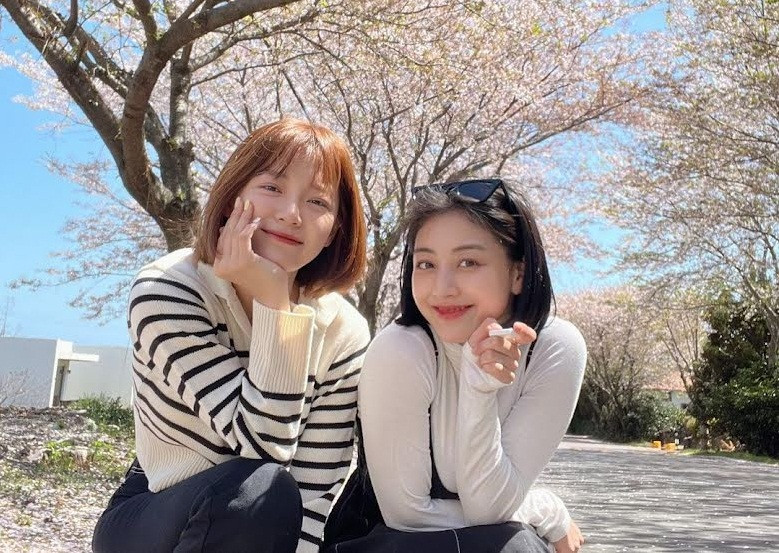 Liburan Bersama, Intip Potret Persahabatan Kim Sejeong Dan Jihyo Twice