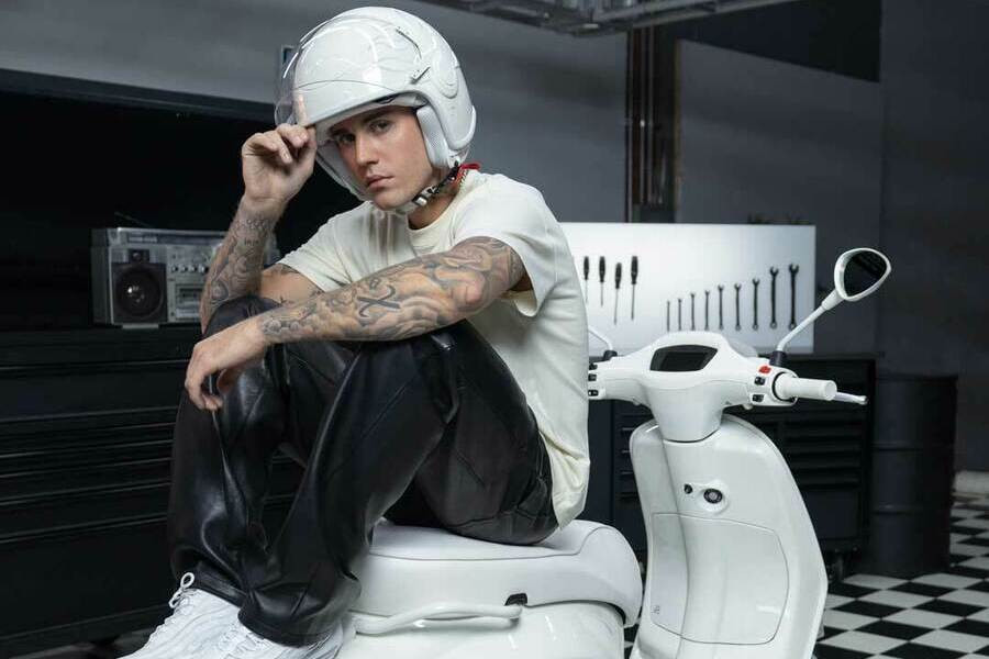 Kolaborasi, Justin Bieber Rancang Model Vespa Serba Putih
