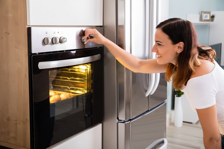 Tetap Terawat, 7 Tips Bersihkan Oven dari Kerak Membandel