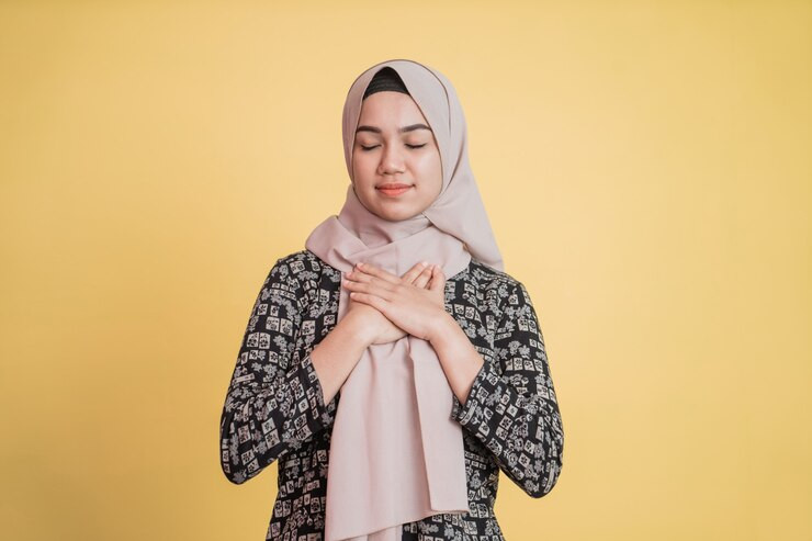 Selain Ketombe, Ini 5 Masalah Kulit Yang Muncul Akibat Jarang Ganti Hijab