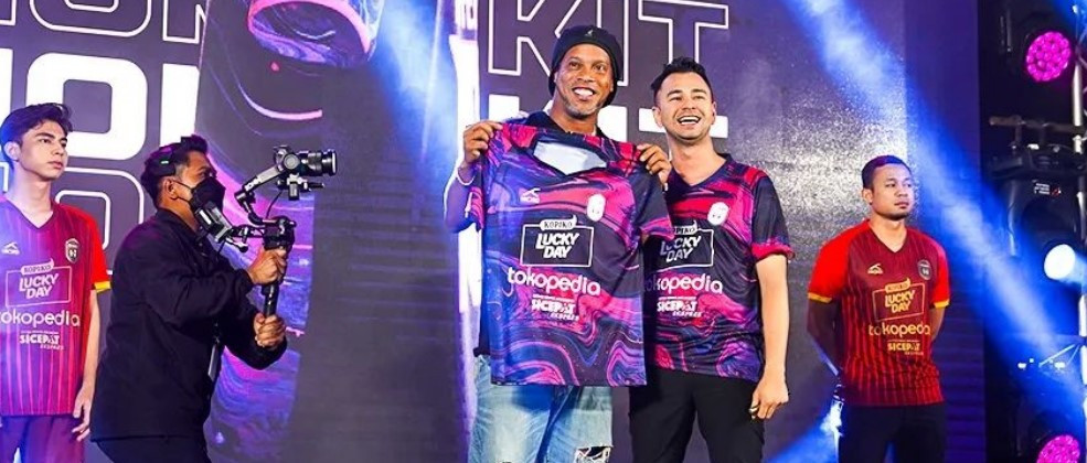 Raffi Ahmad Jemput Pesepak Bola Legendaris Ronaldinho Saat Tiba Di Indonesia