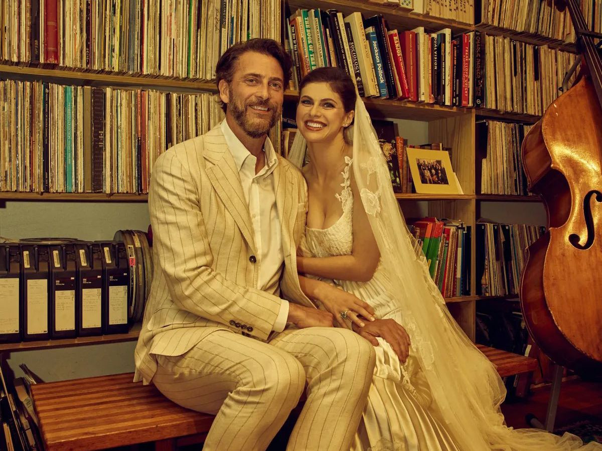 Alexandra Daddario Resmi Menikah dengan Sutradara Andrew Form