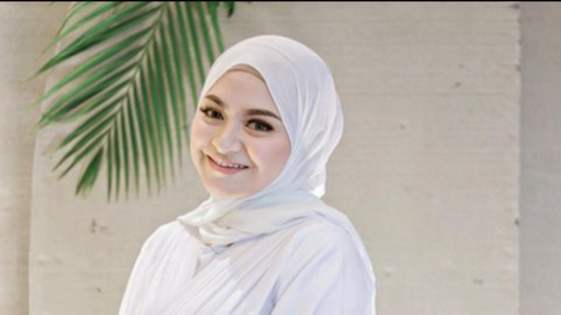 7 Potret Gaya Hijab Natalie Holscher Dari Waktu Ke Waktu