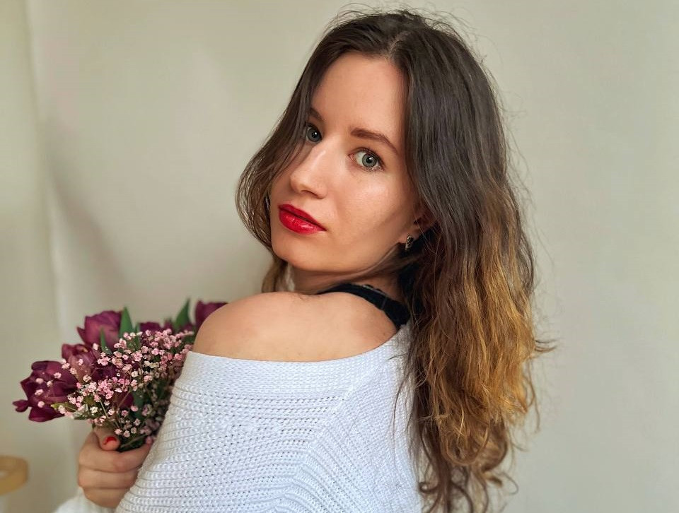 Perempuan Rusia Suka Foto Dengan Buket Bunga Mahal, Apa Alasannya?