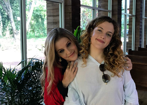 Kenang Kematian Putranya, Lisa Marie Presley Unggah Potret Kebersamaan