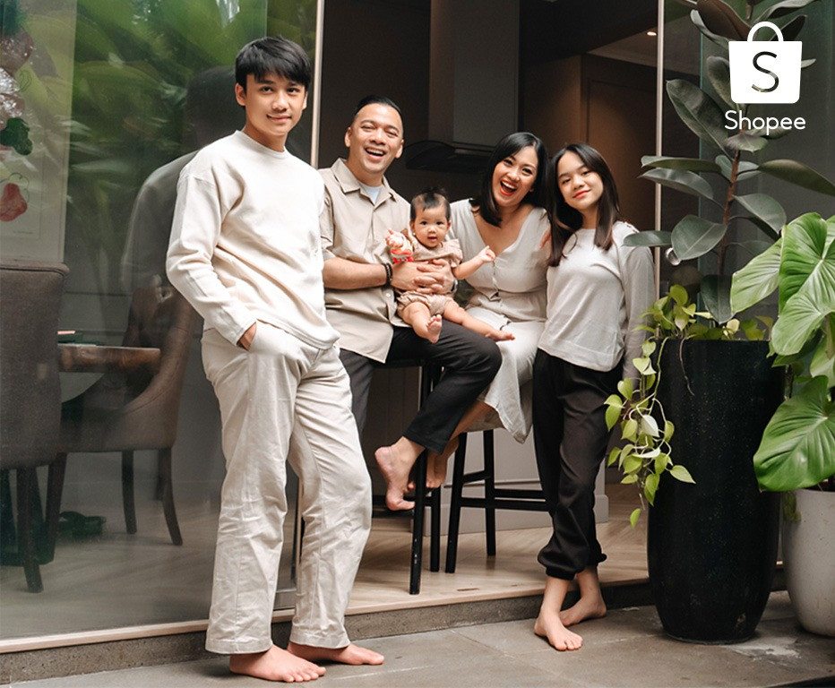 Intip Serunya Keluarga The Baldys Belanja di Shopee 8.8