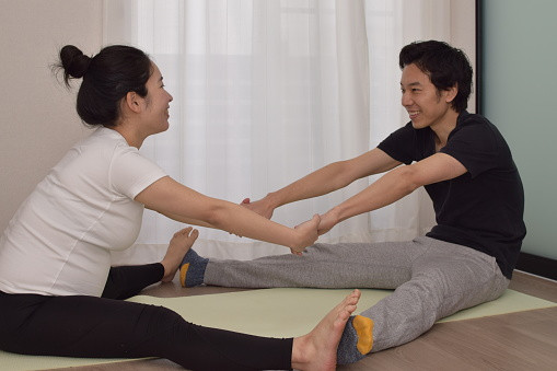 5 Pose Yoga Yang Dapat Dilakukan Dengan Pasangan