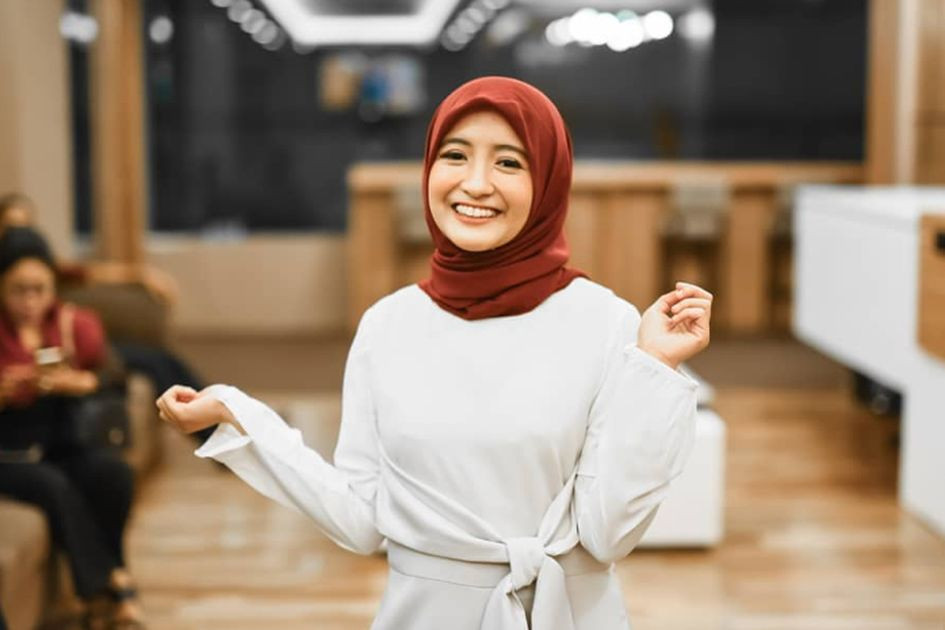 Sempat Diisukan Dekat, Arafah Rianti Hadiri Pernikahan Bintang Emon