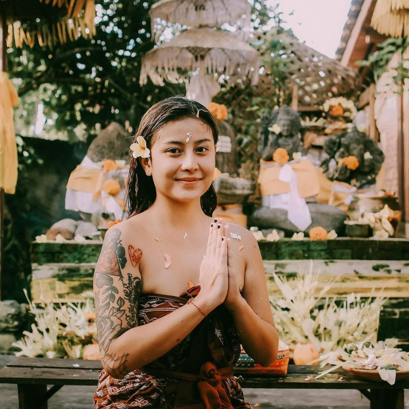 Awkarin Terbang Ke Bali Khusus Untuk Jalani Ritual Melukat