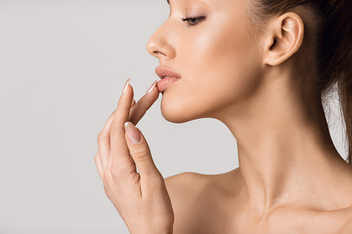 6 Cara Mudah Hasilkan Bibir Lembap Alami, Mau Coba?