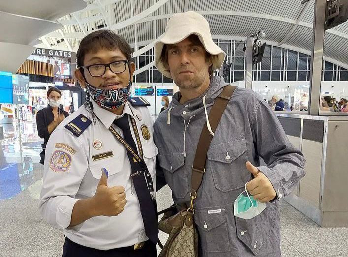 Kejutkan Penggemar, Petugas Bandara Foto Bareng Liam Gallagher Di Bali