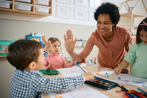 Anak Butuh Pendidikan Dini? Kenali 5 Perbedaan Daycare Dan Preschool