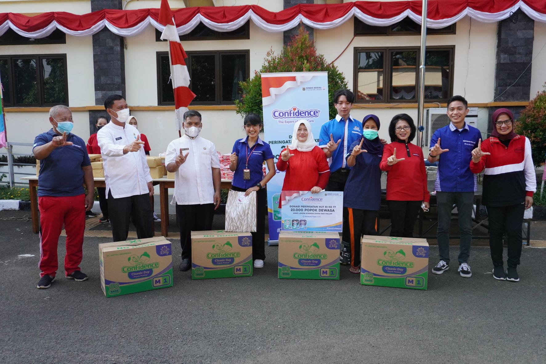 Confidence Peduli Lansia, Donasikan Puluhan Ribu Popok Di Dki Jakarta