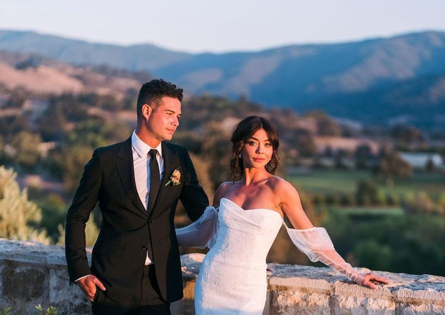 Lepas Masa Lajang, Sarah Hyland Tampil Anggun Kenakan Gaun Rancangan Vera Wang