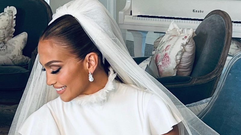 Nuansa Retro hingga Klasik, Jennifer Lopez Gunakan Tiga Gaun Berbeda di Hari Pernikahannya