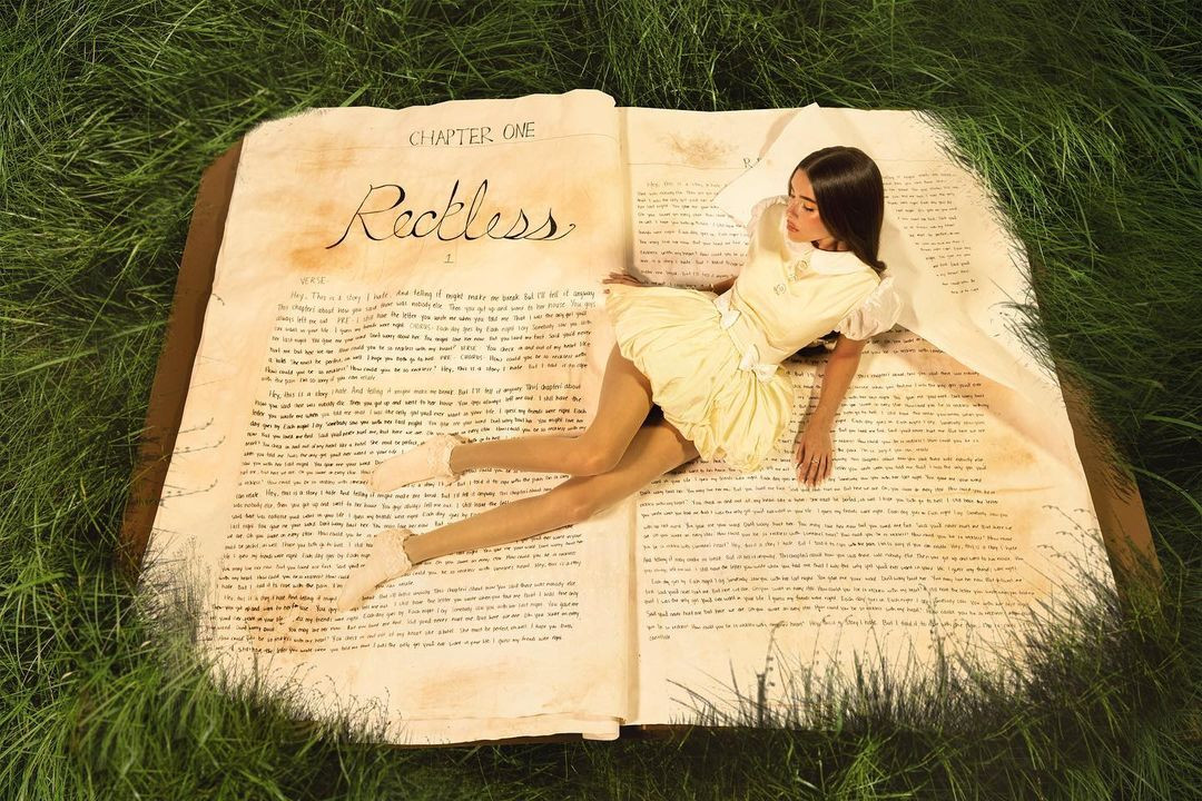 Corset Vintage hingga Mini Dress, 5 Potret Outfit Stage Peformance Madison Beer