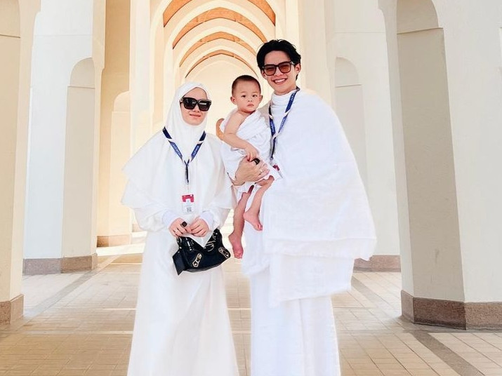 Dinda Hauw dan Rey Mbayang Ajak Buah Hati Umrah ke Tanah Suci