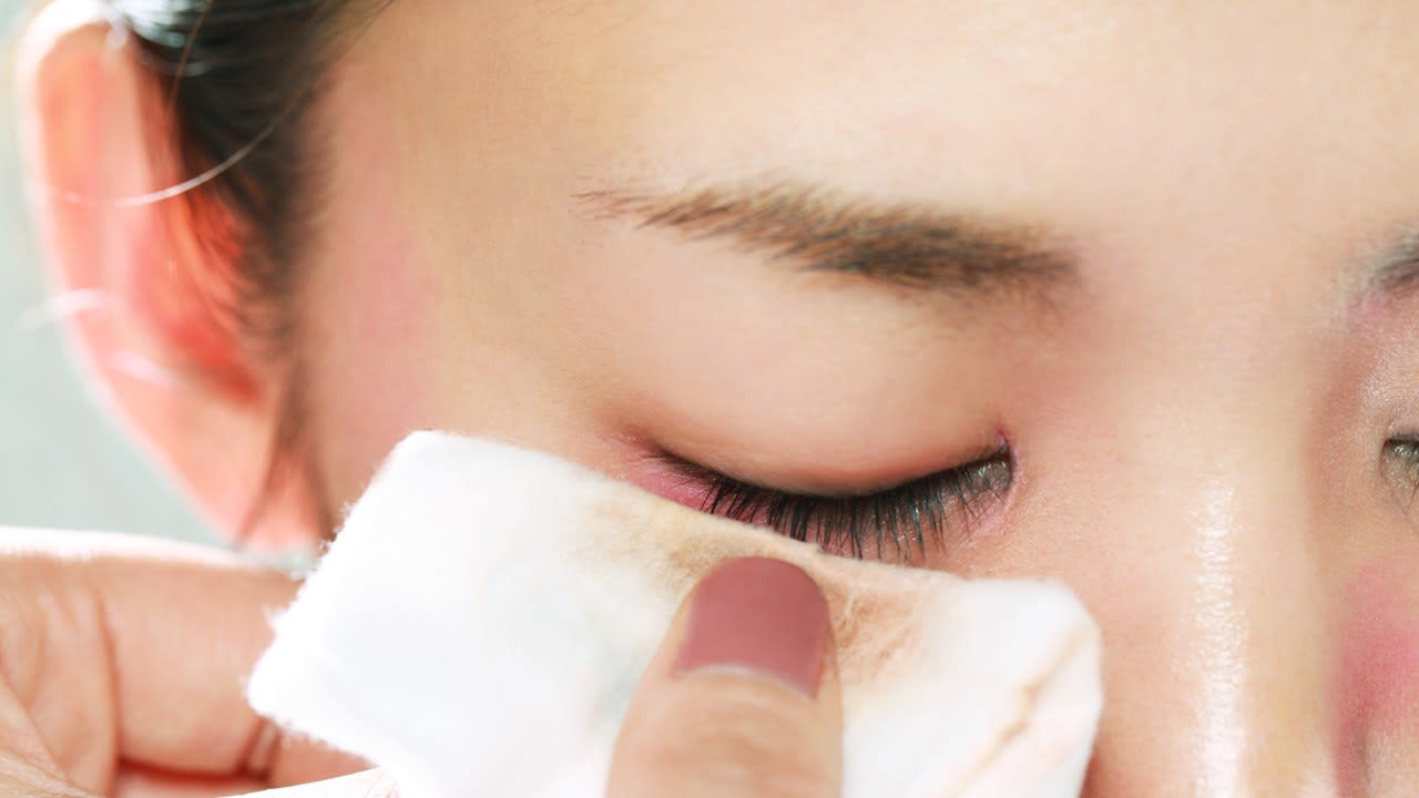 5 Tips Bersihakan Makeup Membandel Pada Mata