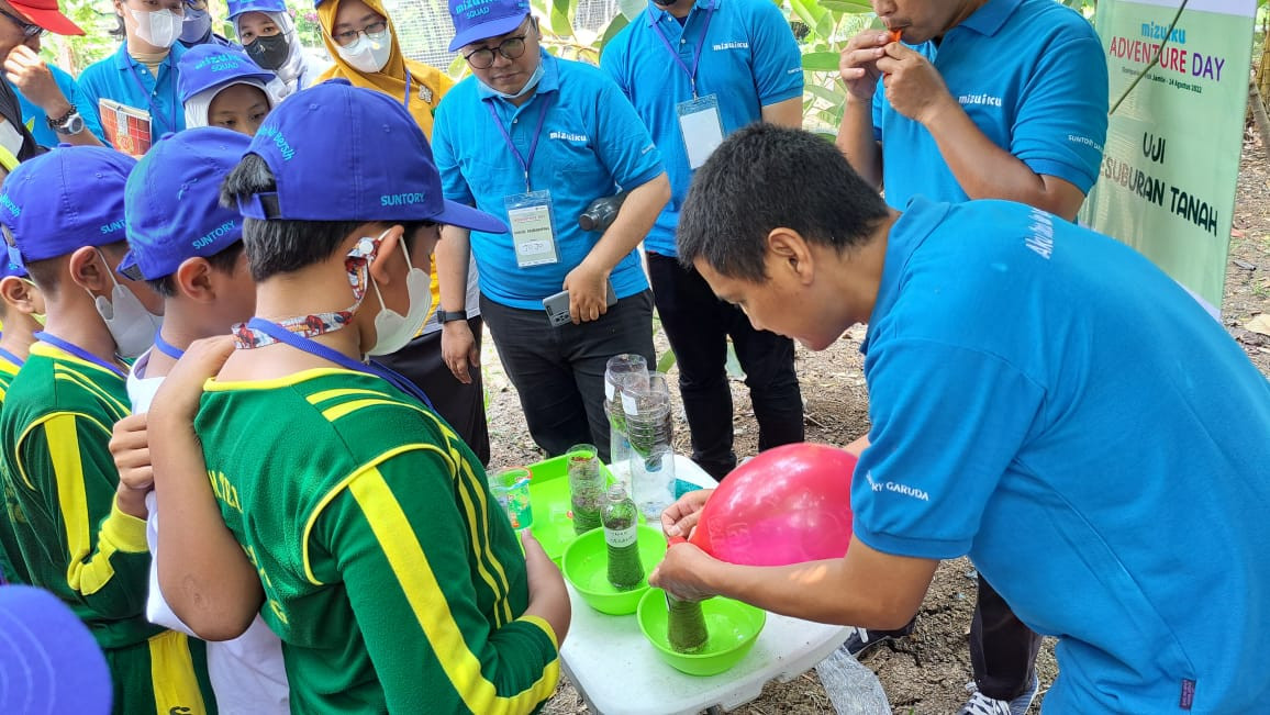 Pekan Air Dunia 2022: Sgb Ajak Siswa Sd Binaan Mizuiku Belajar Di Ekoriparian Citarum